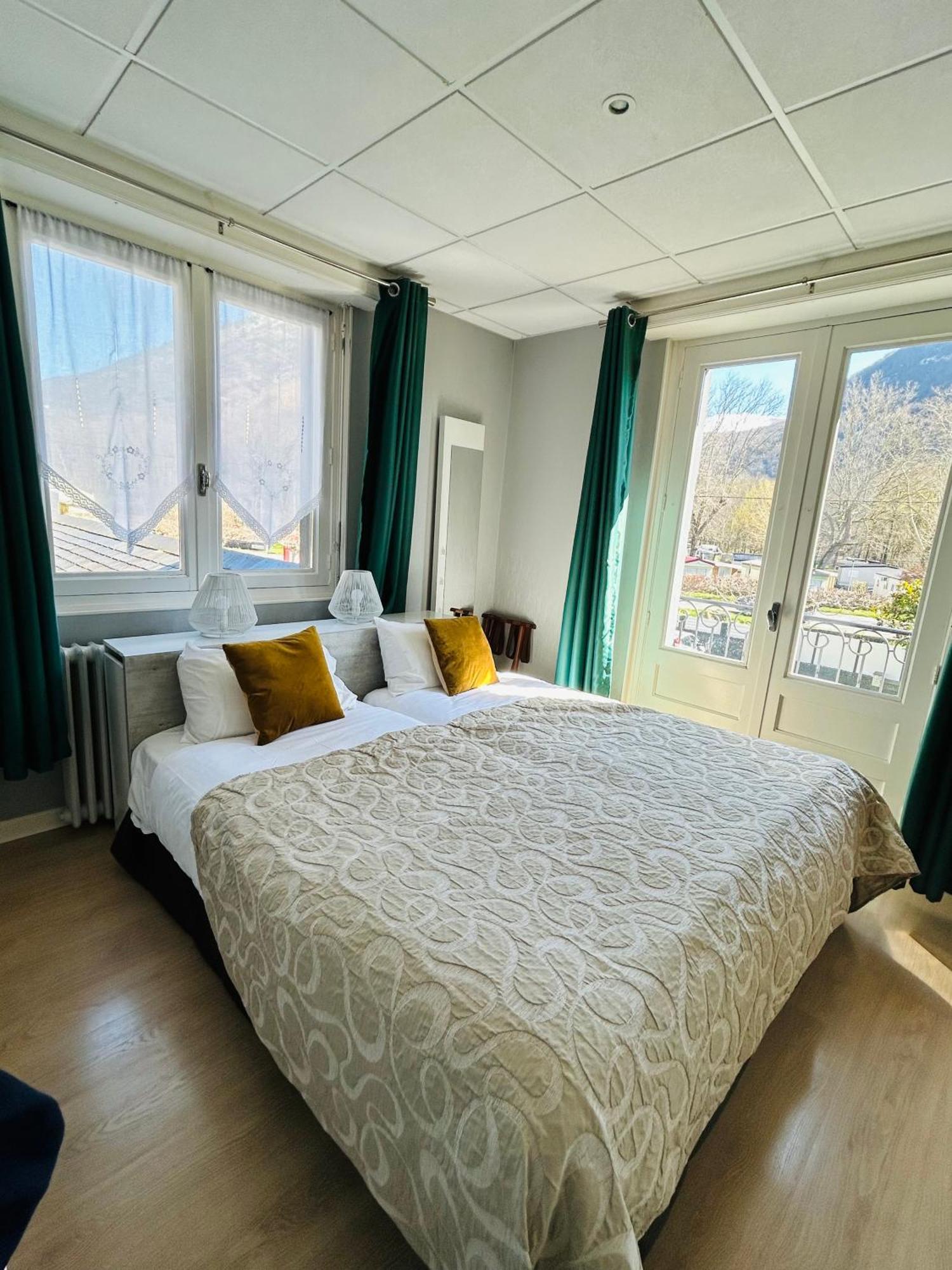 Logis Hotel L'Ayguelade Bielle Экстерьер фото