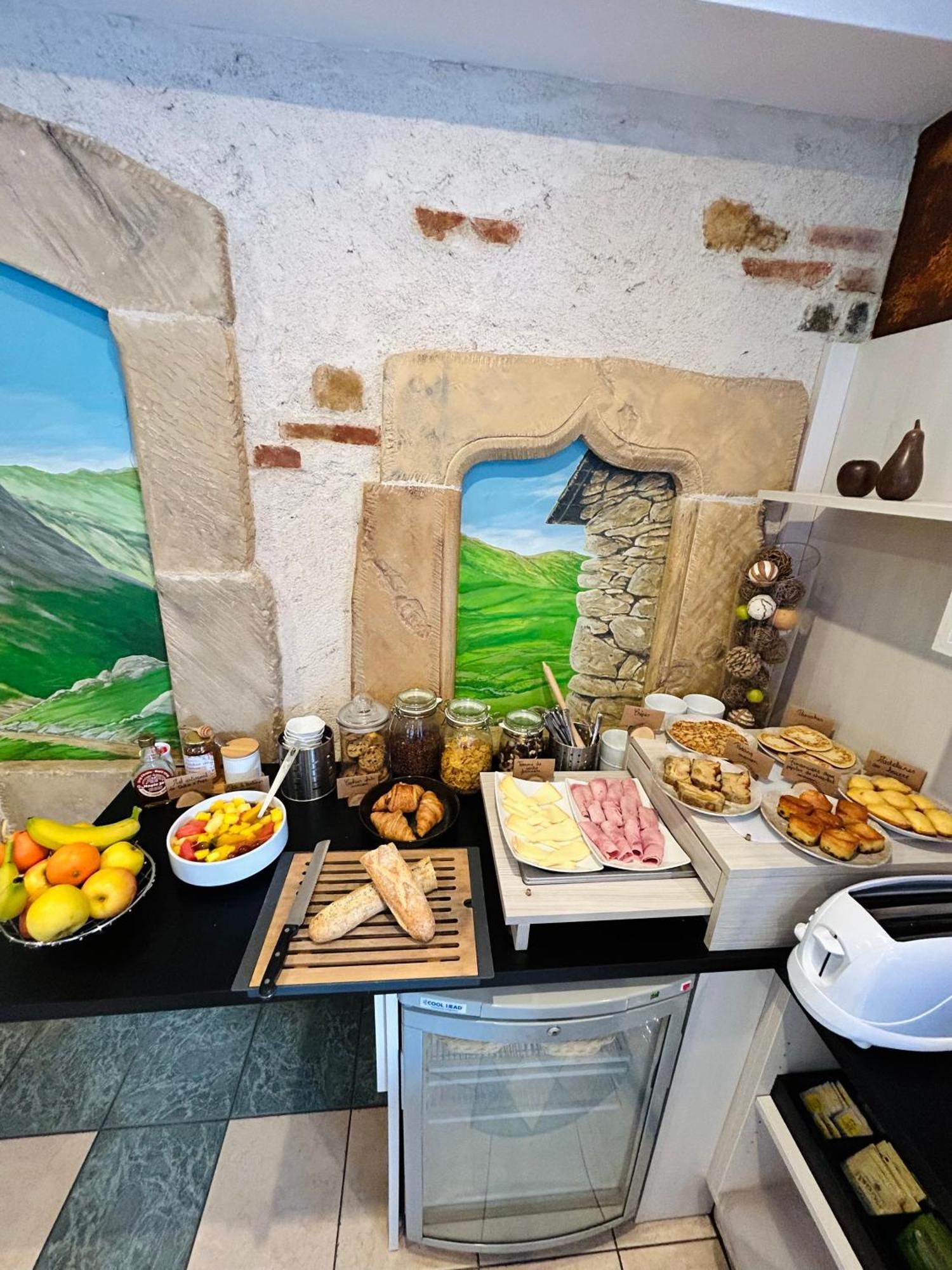 Logis Hotel L'Ayguelade Bielle Экстерьер фото