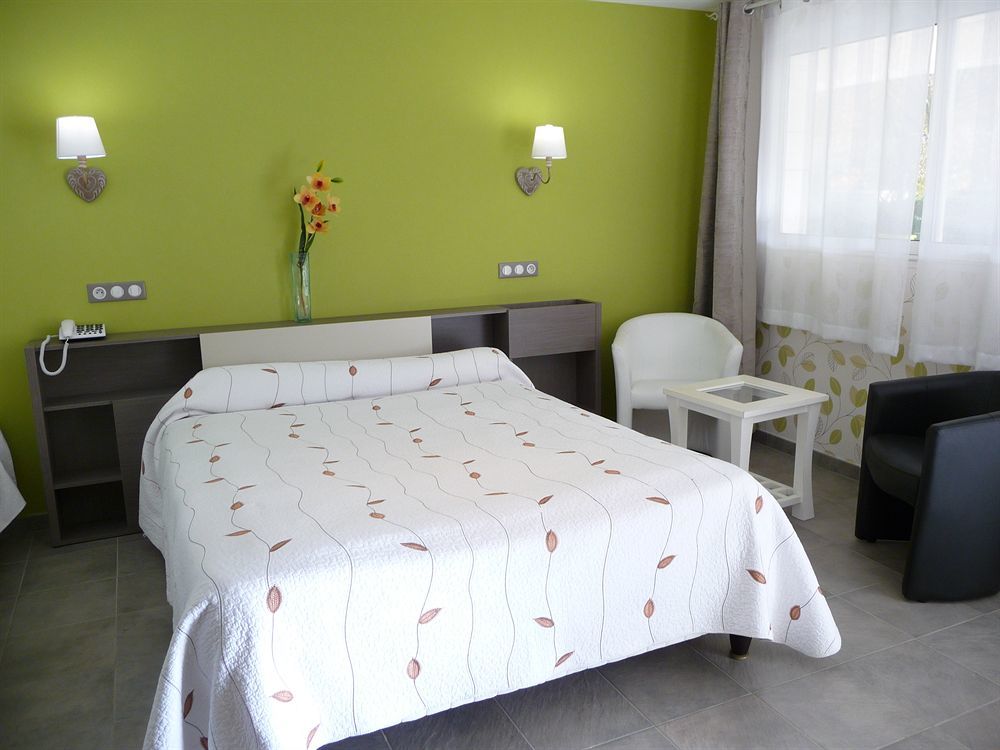 Logis Hotel L'Ayguelade Bielle Экстерьер фото